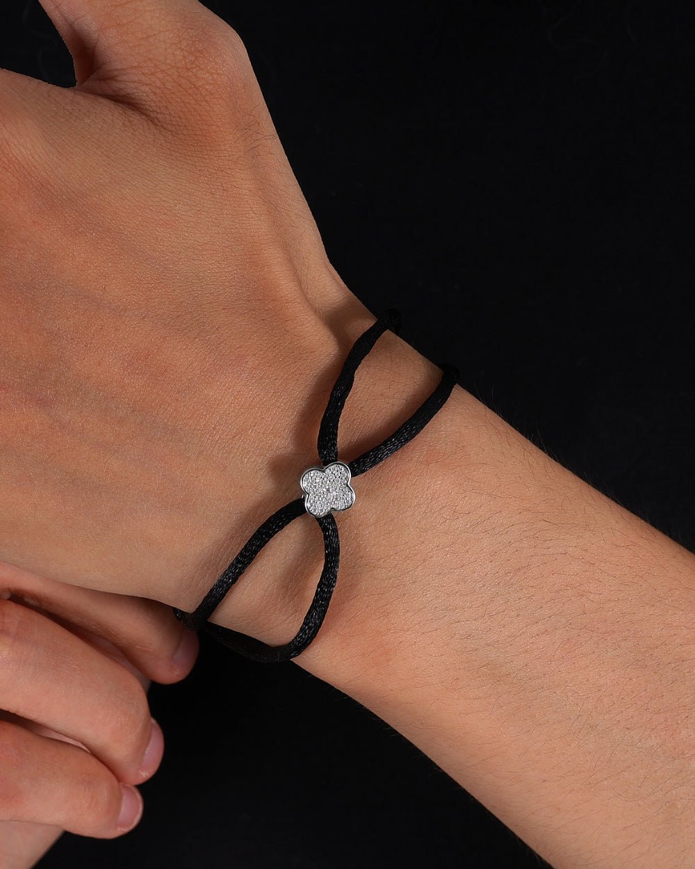 MOISSANITE ICED CLOVER CORD BRACELET. - WHITE GOLD - Drippy Amsterdam