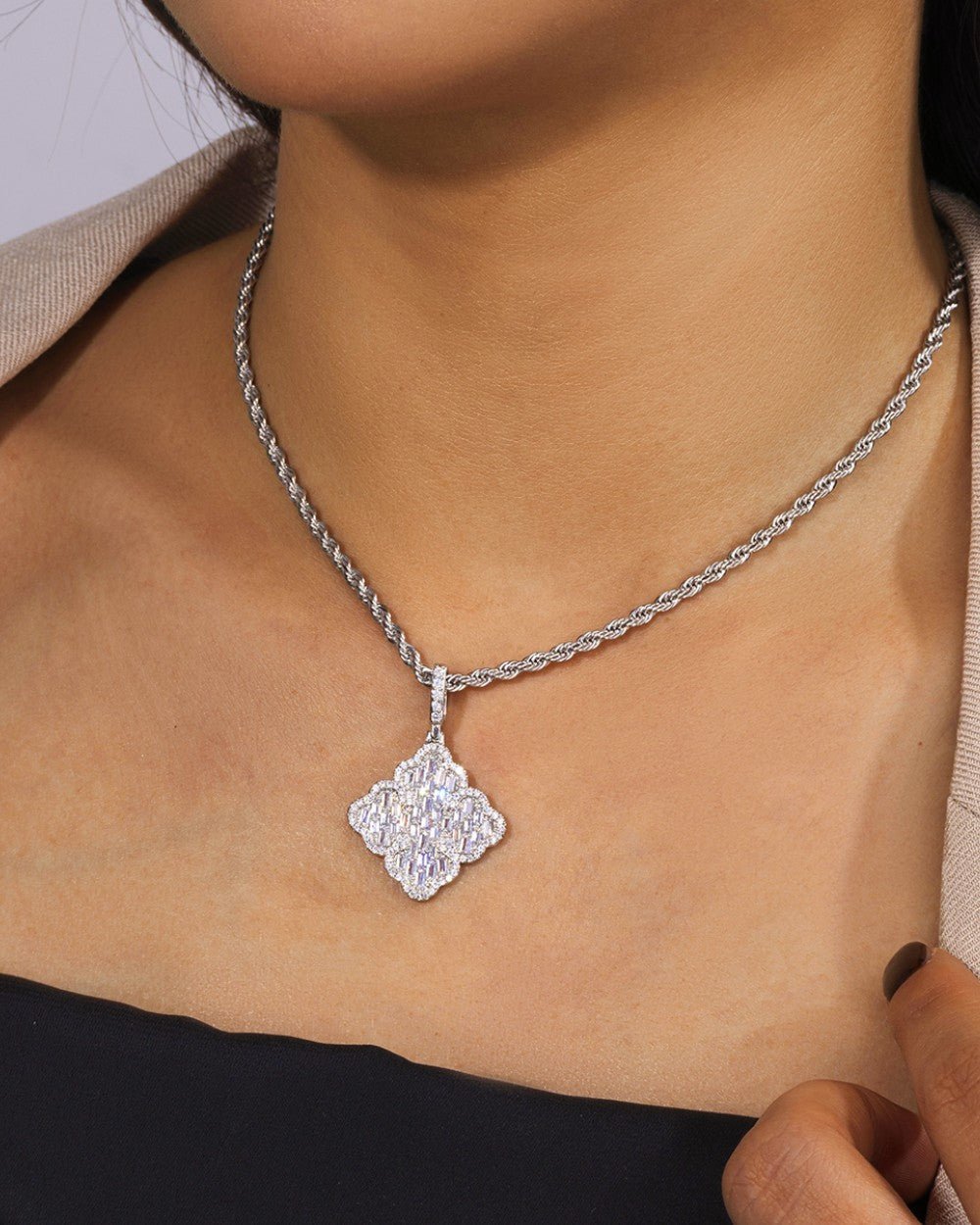 ICED CLOVER PENDANT. - WHITE GOLD - Drippy Amsterdam