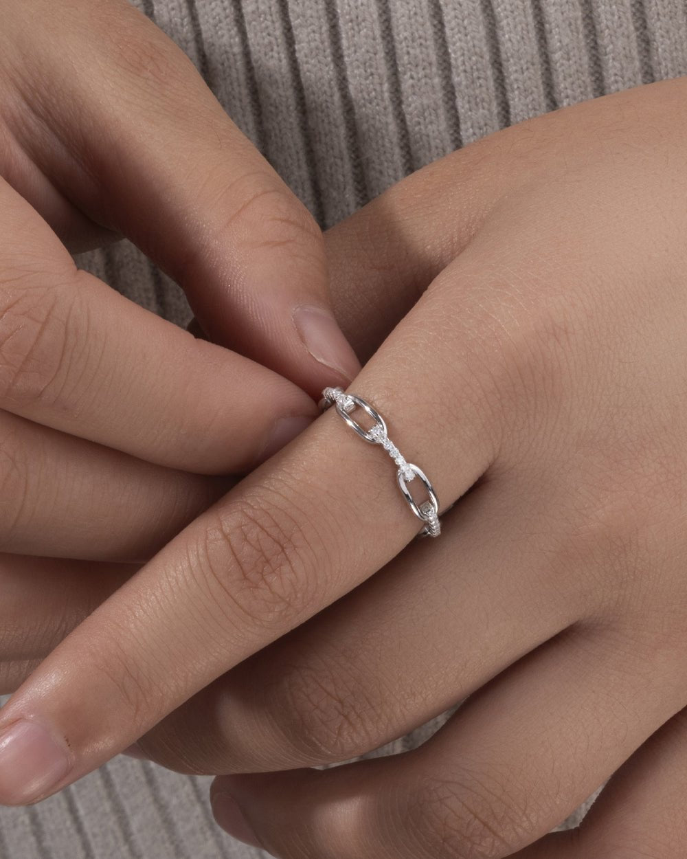 MOISSANITE ICED CHAIN RING. - WHITE GOLD - Drippy Amsterdam