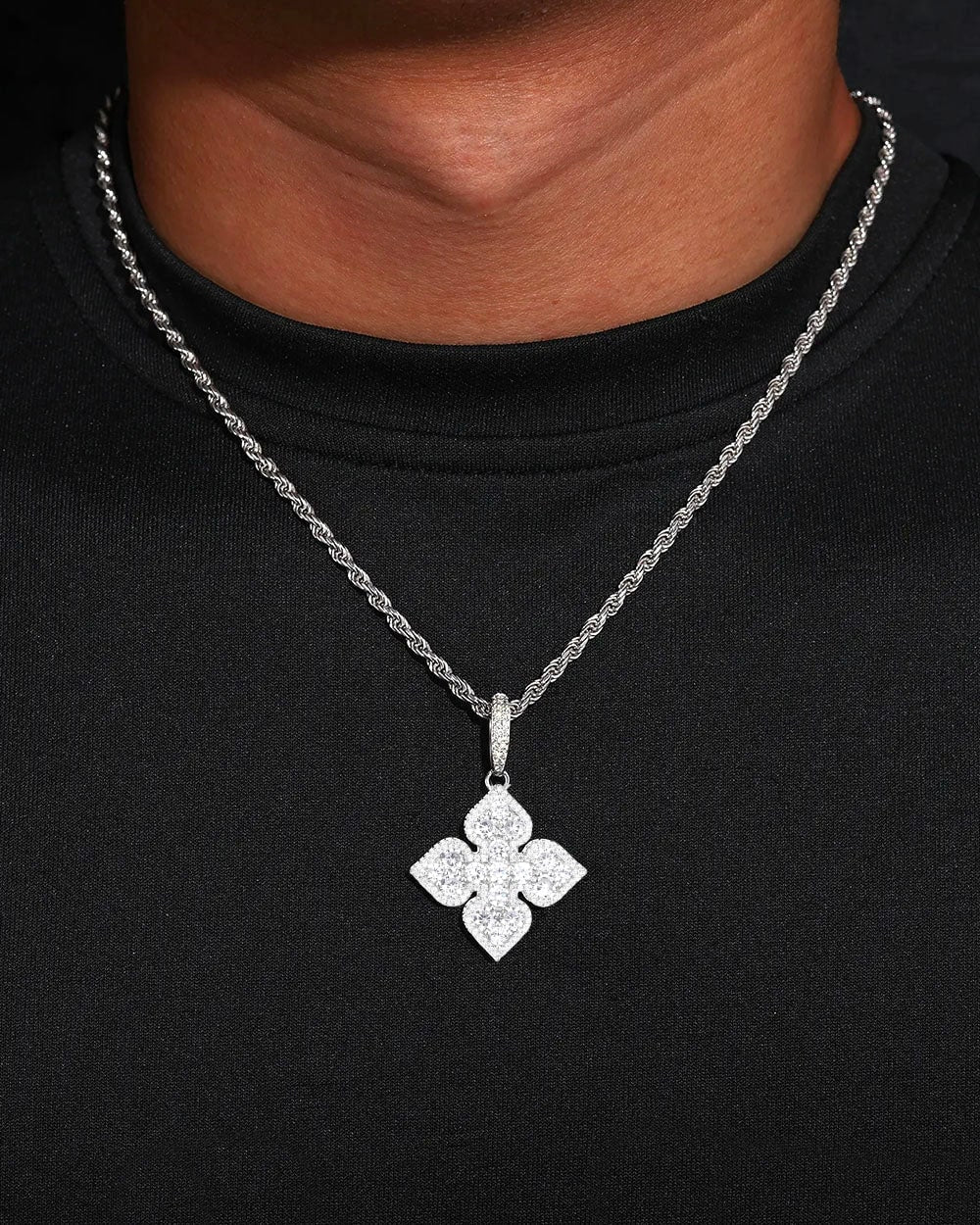 MOISSANITE WHITE CLOVER PENDANT. - WHITE GOLD - Drippy Amsterdam