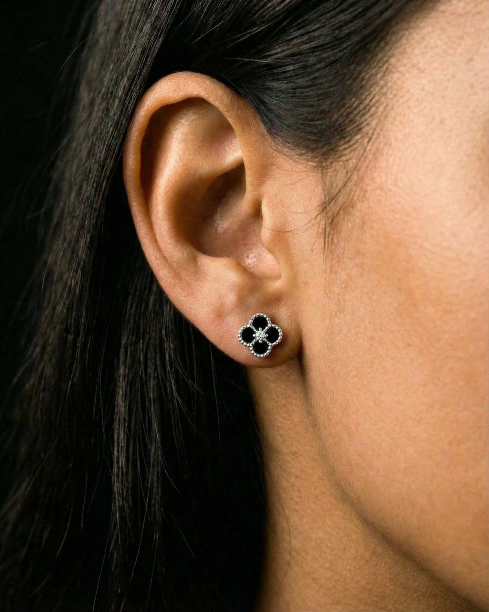 BLACK EMERALD STUDS. - Drippy Amsterdam