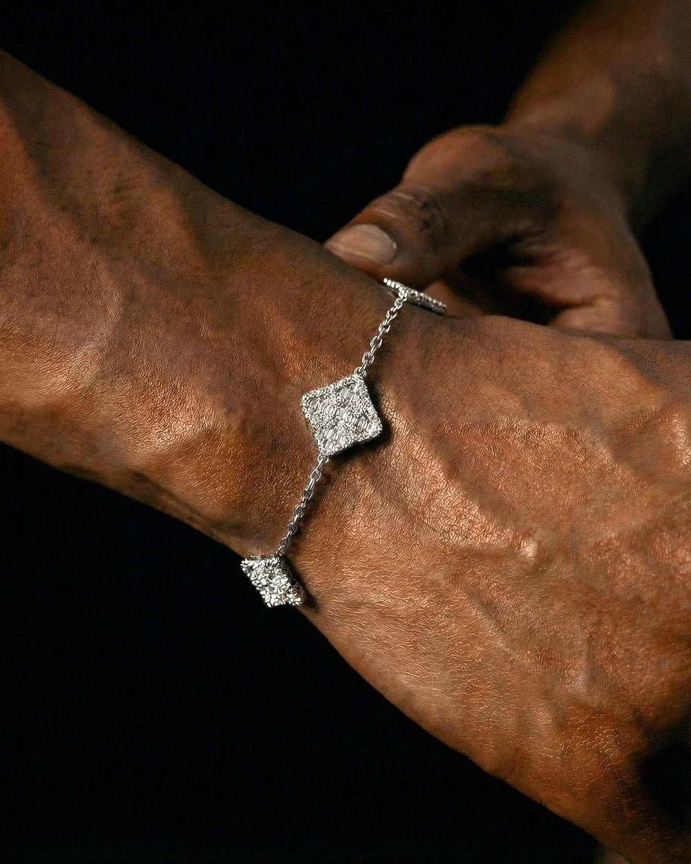 ICED CLOVER BRACELET. - Drippy Amsterdam