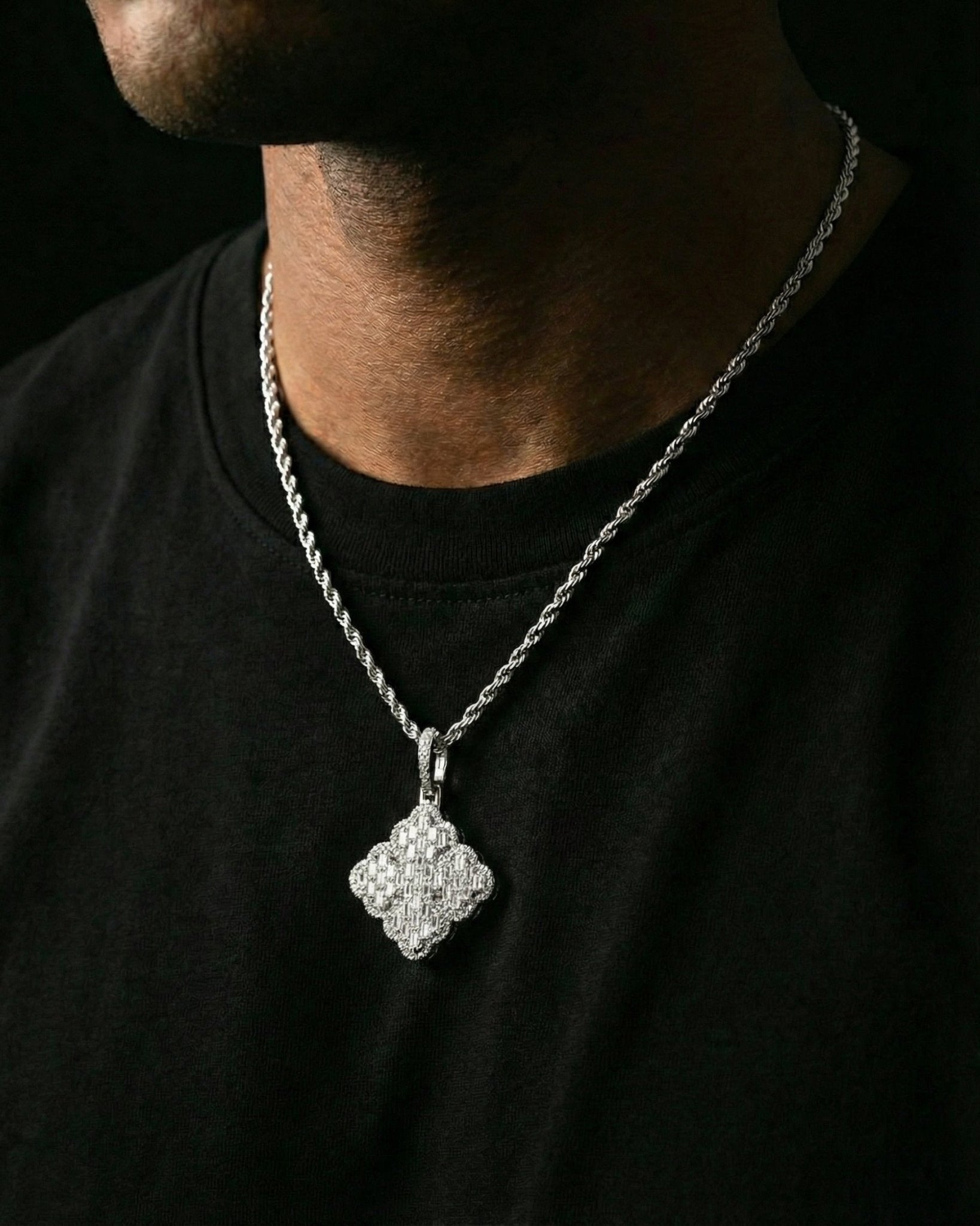 ICED CLOVER PENDANT. - Drippy Amsterdam