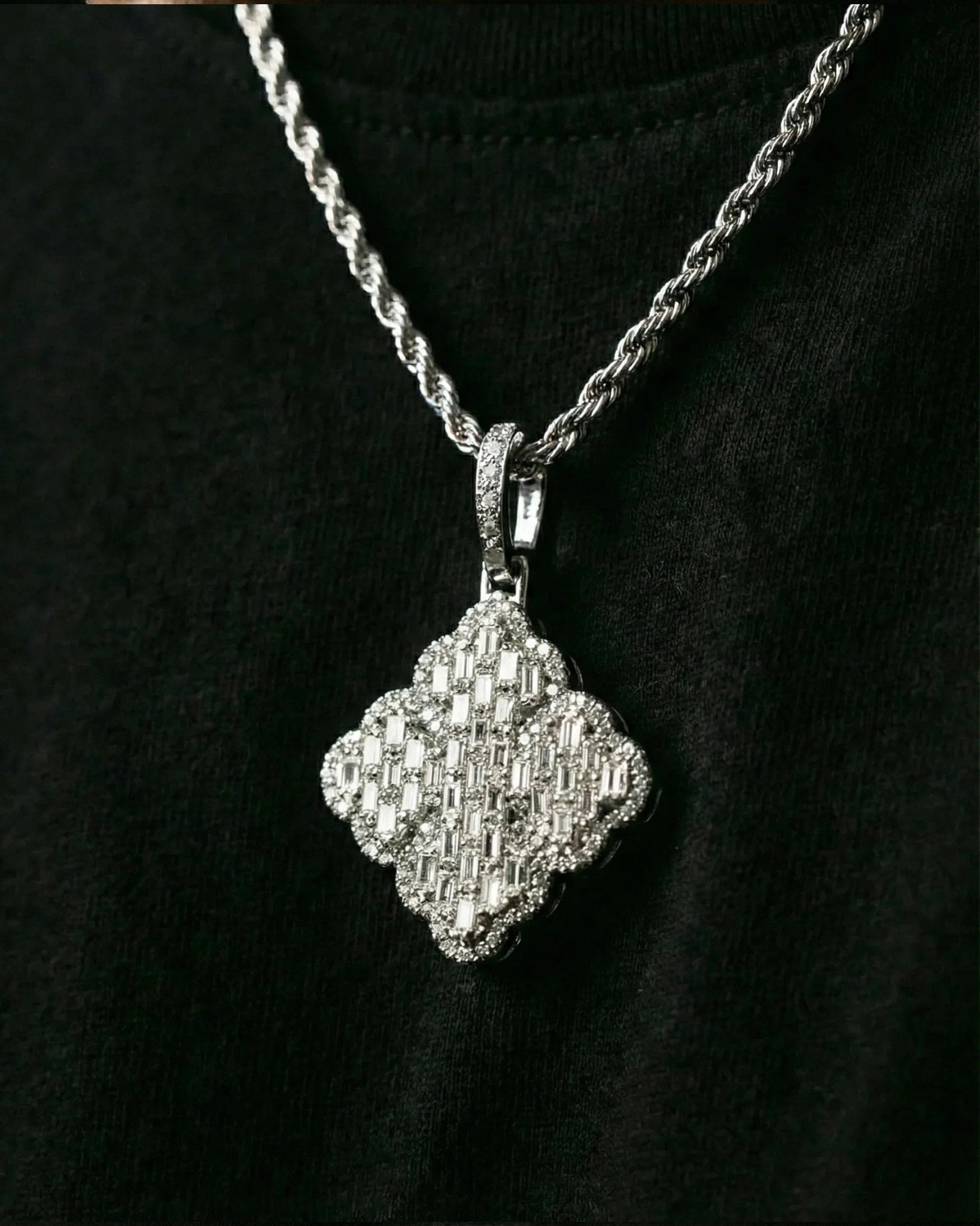 ICED CLOVER PENDANT. - Drippy Amsterdam
