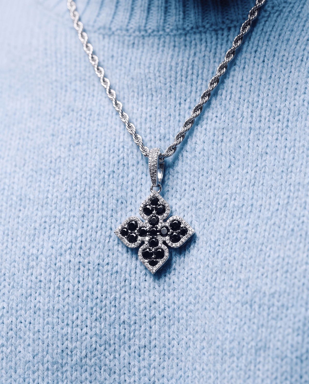 MOISSANITE BLACK CLOVER PENDANT. - Drippy Amsterdam