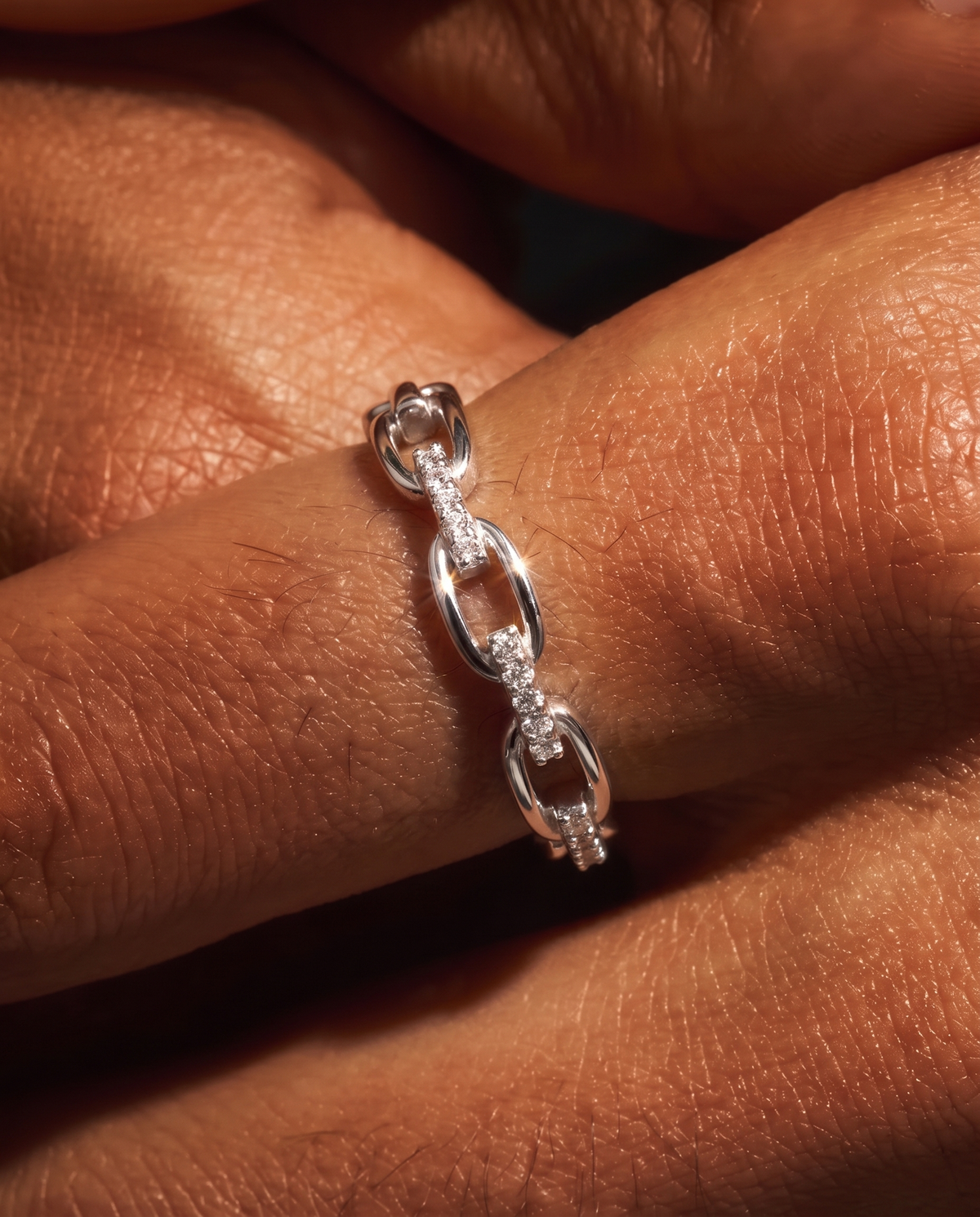 MOISSANITE ICED CHAIN RING.