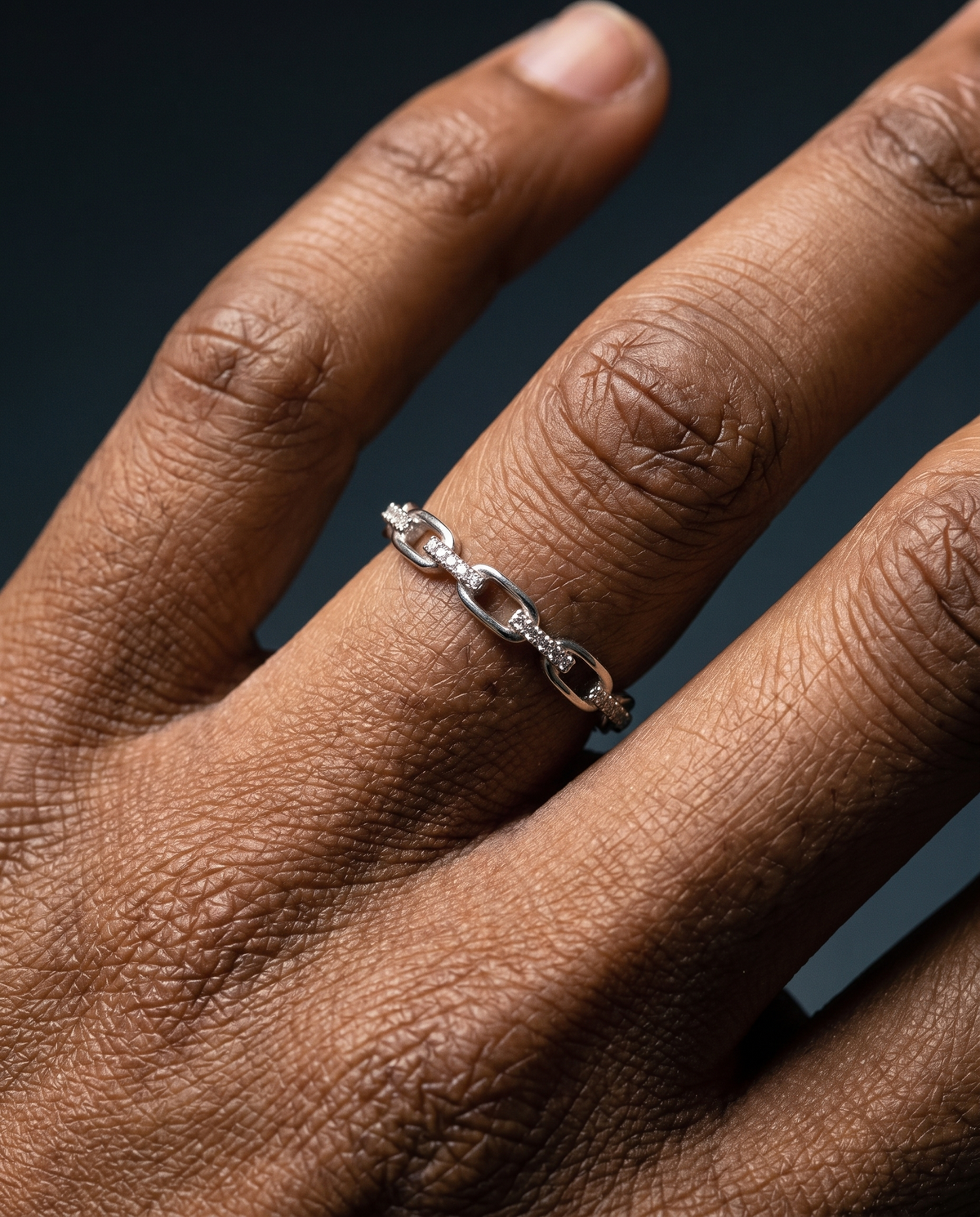 MOISSANITE ICED CHAIN RING.