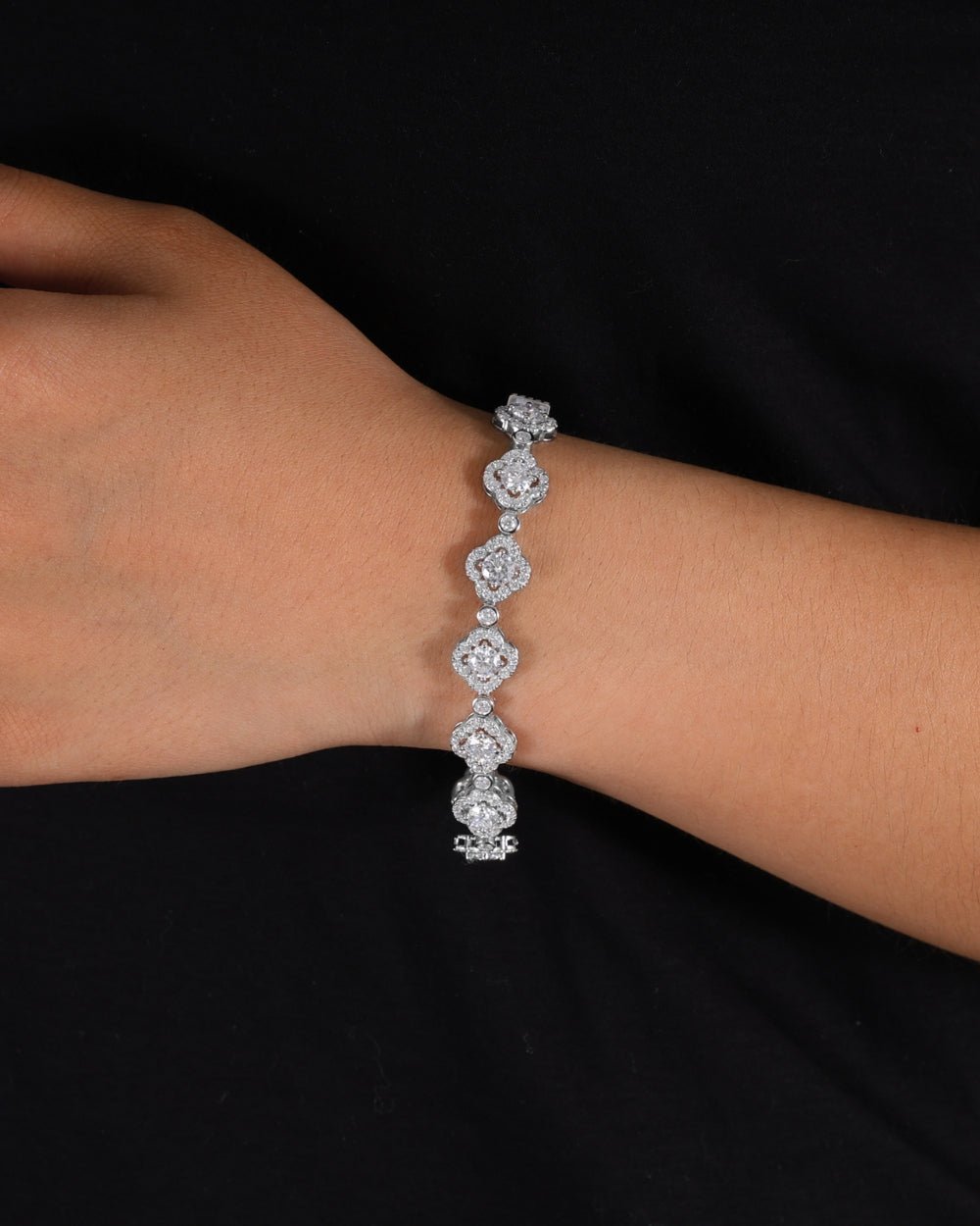 MOISSANITE ICED CLOVERS BRACELET. - WHITE GOLD - Drippy Amsterdam