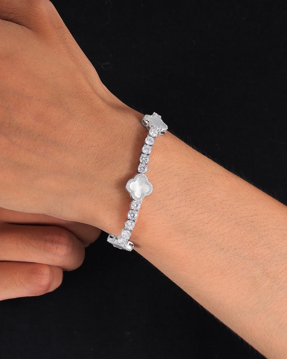 MOISSANITE PEARL CLOVERS BRACELET. - WHITE GOLD - Drippy Amsterdam