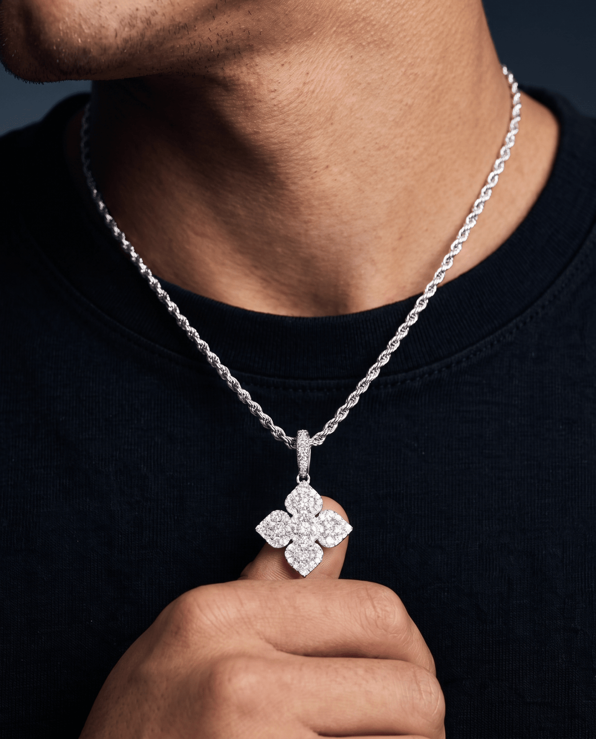 MOISSANITE WHITE CLOVER PENDANT. - Drippy Amsterdam