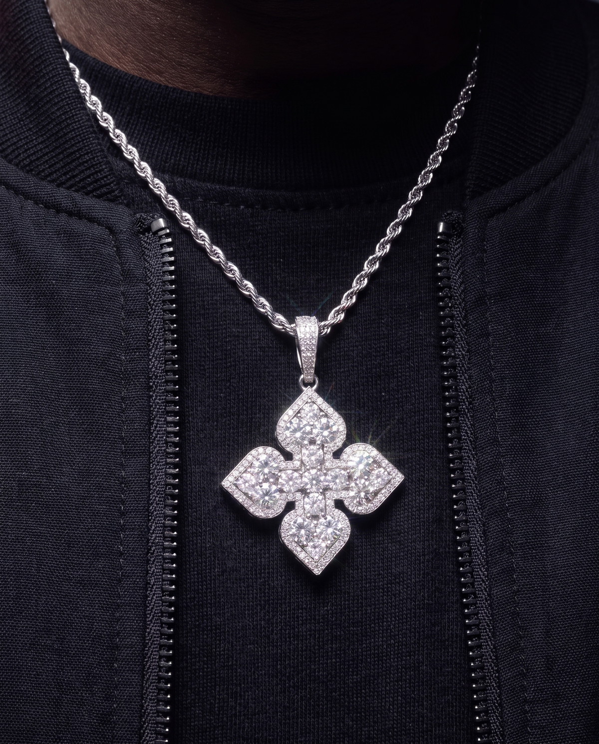 MOISSANITE WHITE CLOVER PENDANT.